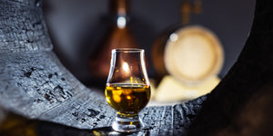 Der Whisky ist eine Spirituose, die durch die Destillation aus Getreidemaische gewonnen wird und anschließend in einem Holzfass lagert und reift.